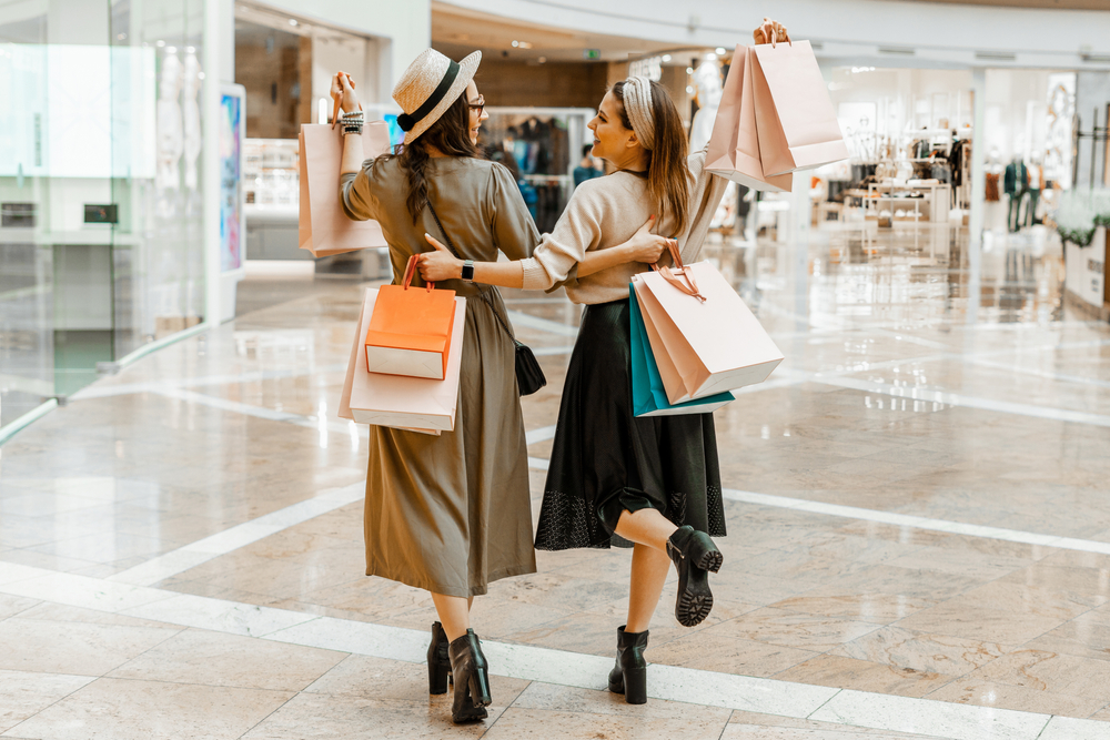 duas mulheres passeando no shopping