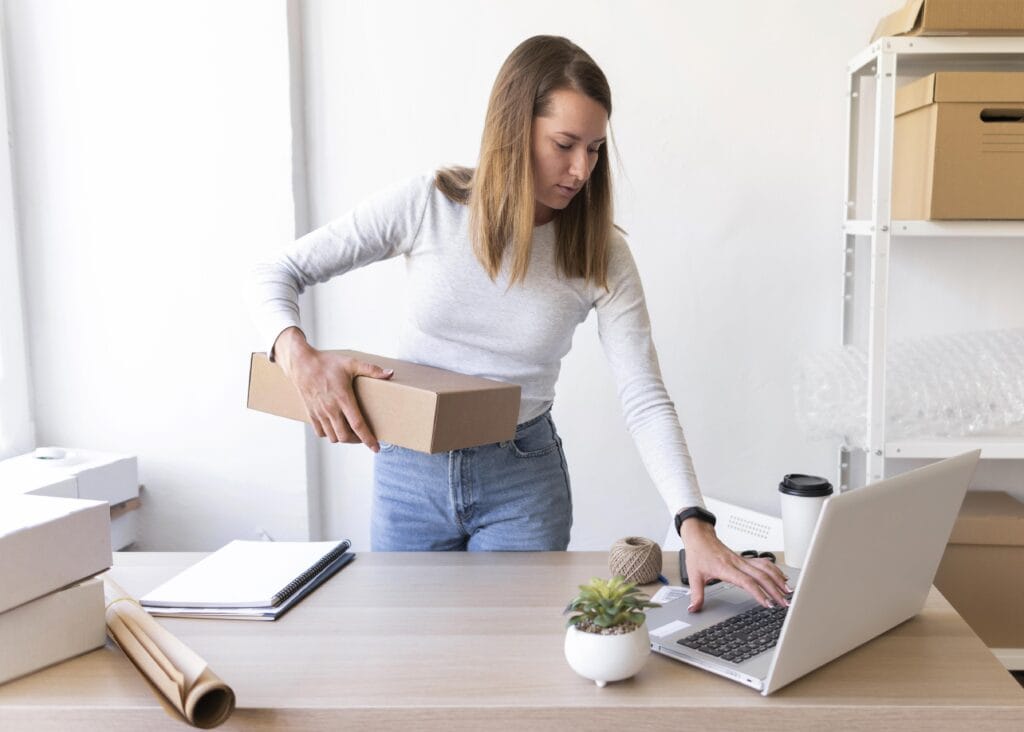 mulher com caixa usando computador