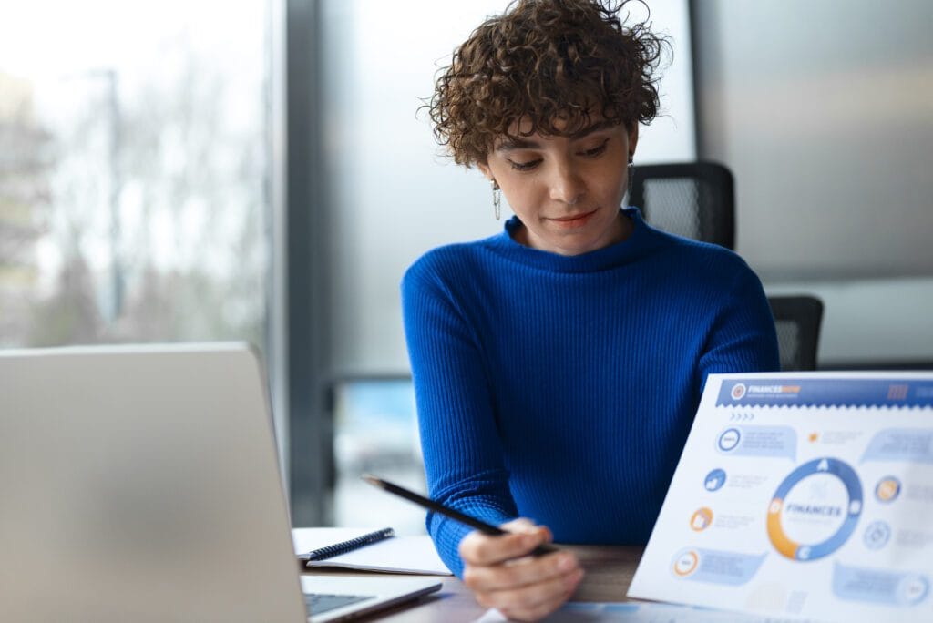 mulher em um escritório mostrando um gráfico financeiro