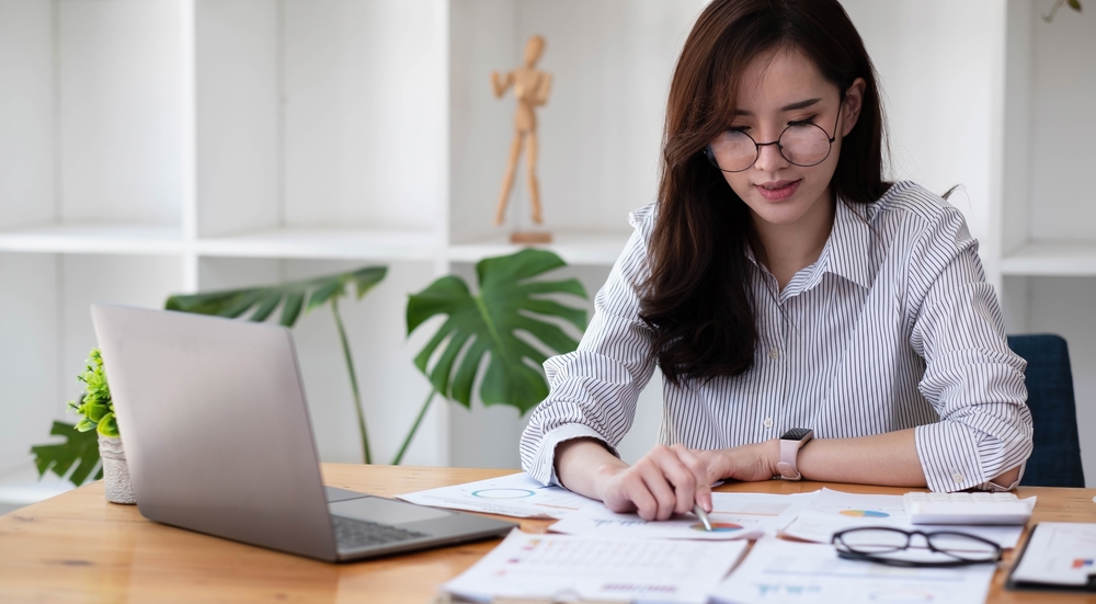 mulher no escritório analisando papéis