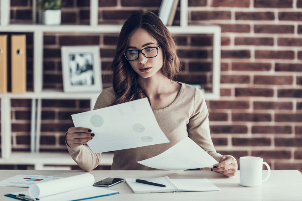 mulher no escritório analisando papeis