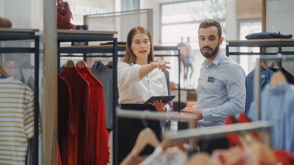 mulher e homem dentro de uma loja conversando sobre visual merchandising