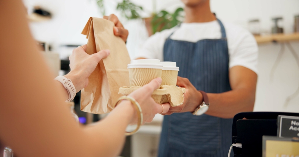 barista entregando pedido para cliente