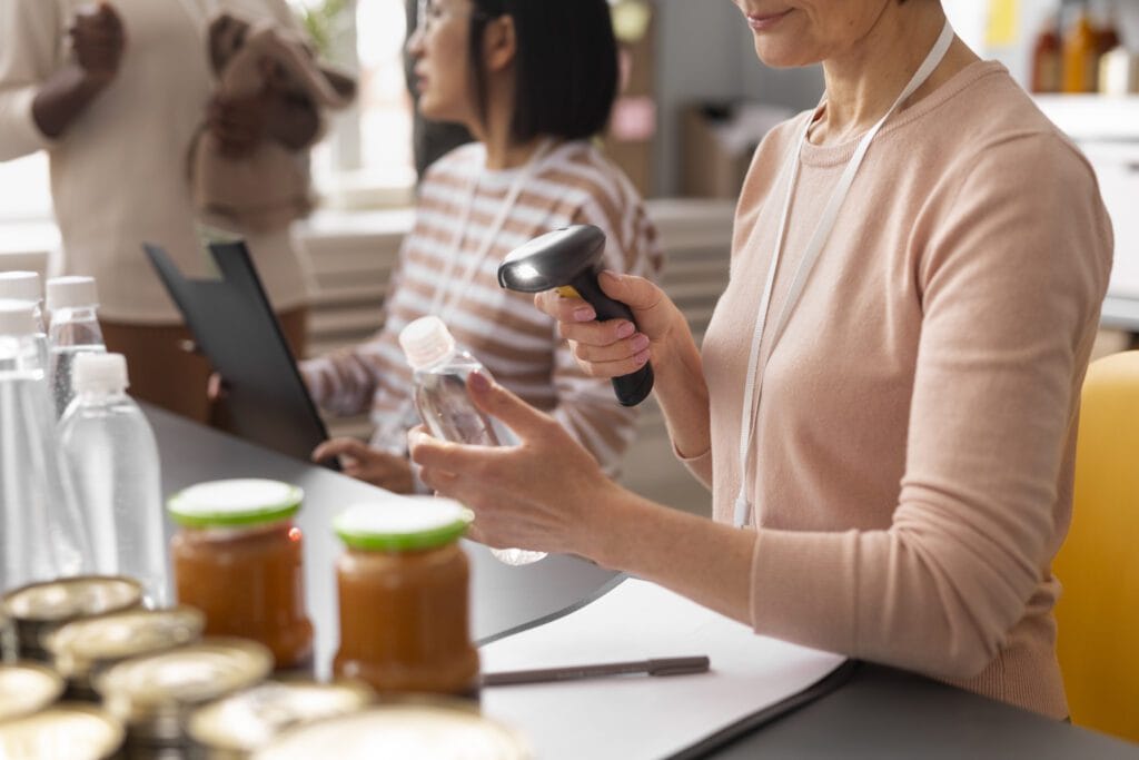 funcionarios de uma lanchonete manuseando produtos