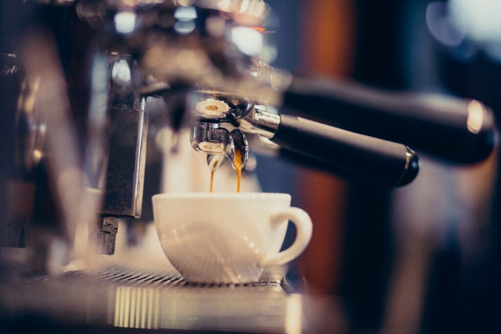 maquina de café com uma xícara
