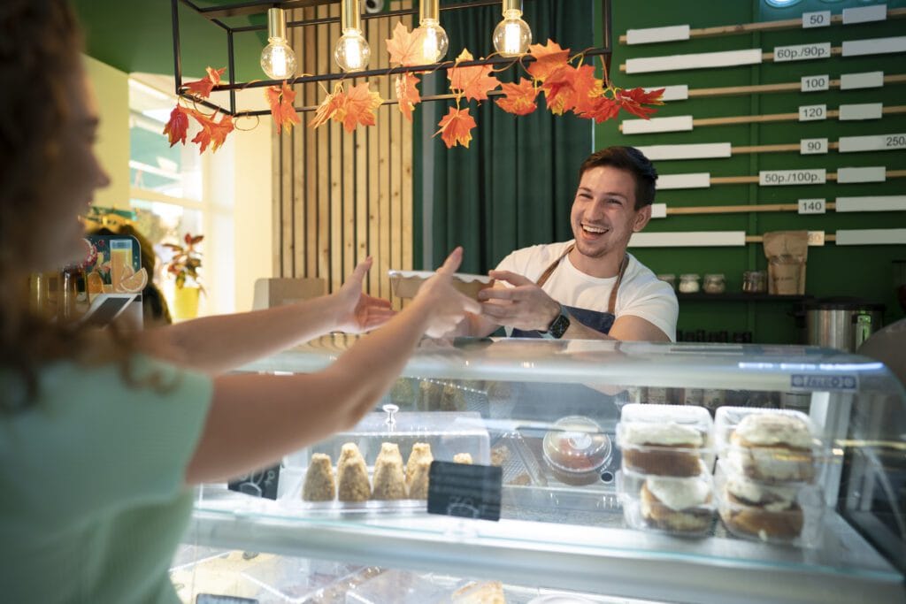 barista atendendo cliente em uma cafeteria