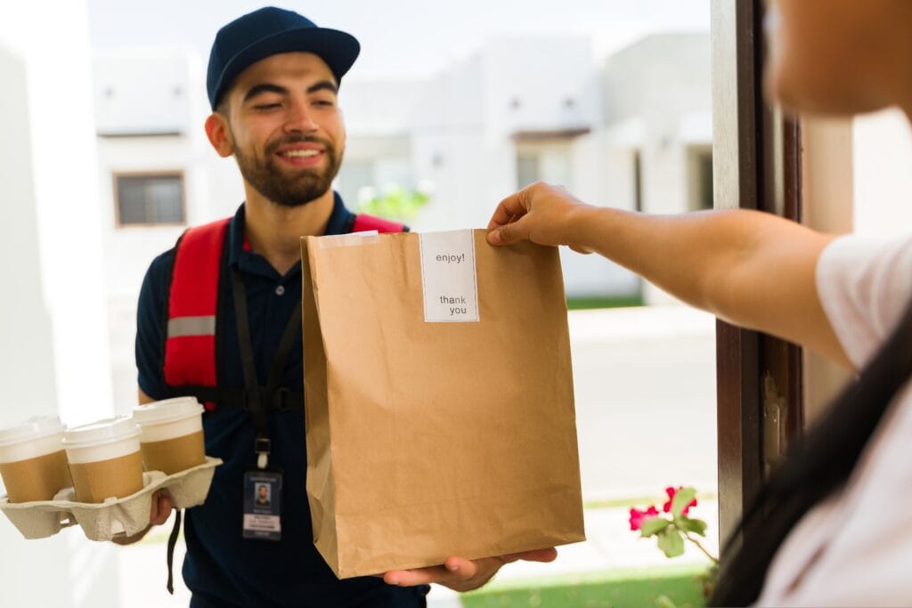 entregador fazendo entrega de delivery de comida