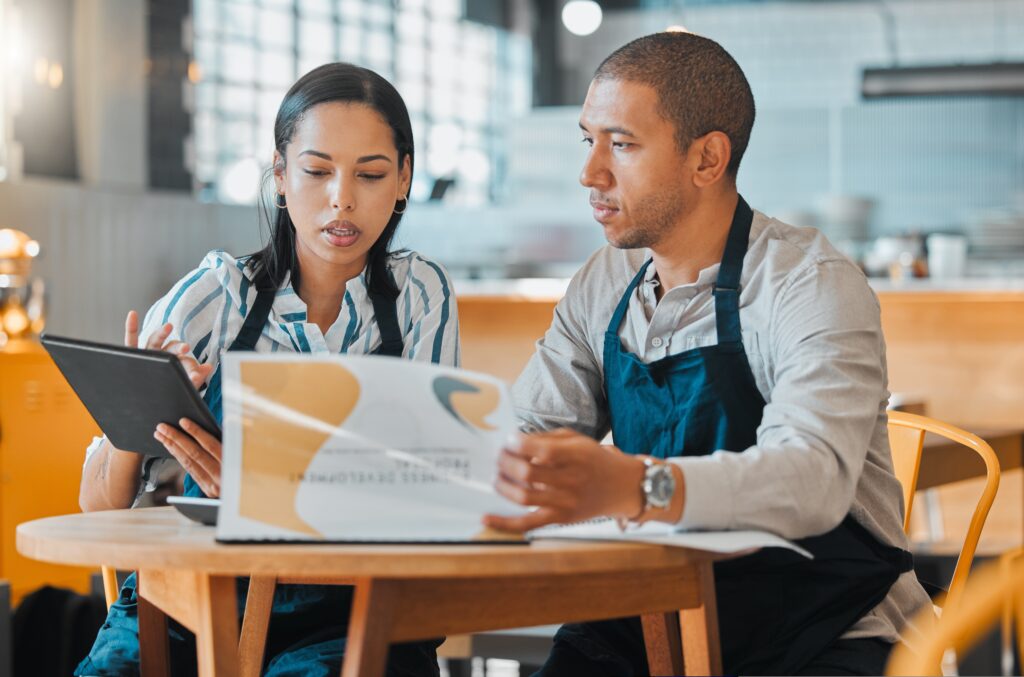 alt="gestor financeiro food service analisando indicadores"