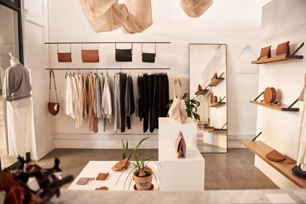 interior de uma loja de moda feminina