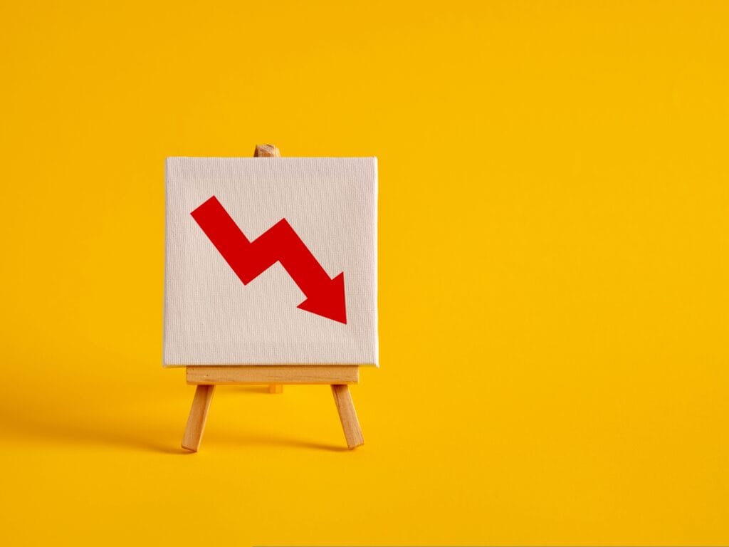 imagem de um gráfico com seta vermelha para baixo