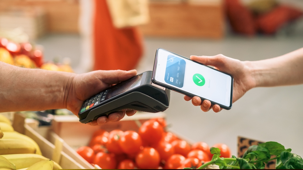 cliente em um supermercado pagamento via aproximação